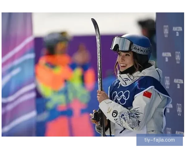 谷爱凌坡障夺奖微笑三人同框 谷爱凌坡障夺奖微笑三人同框